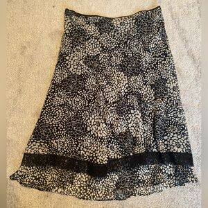 White House Black Market size 2 skirt black/off white flower